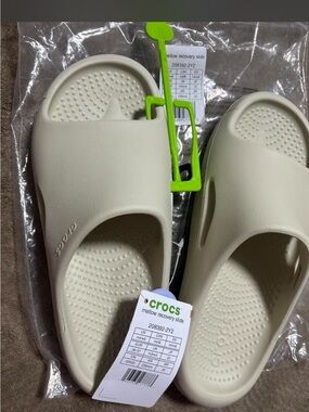 Crocs Mellow Recovery Slide in Light Beige size W6